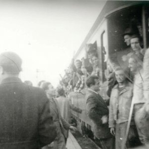 Mizrachista cionisták búcsúztatása, vonatpályaudvaron